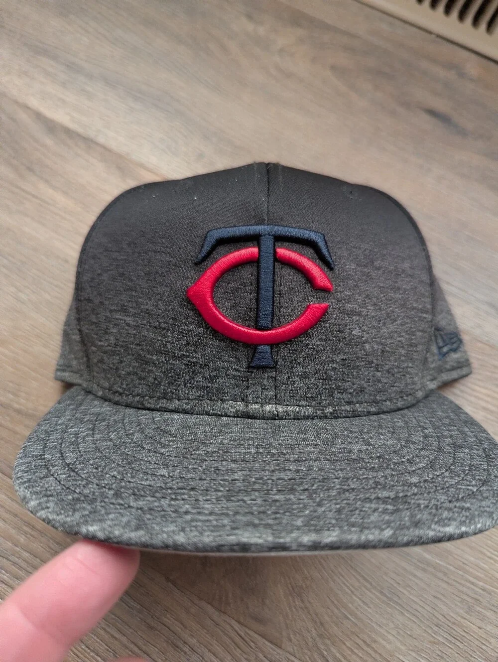 ​New Era Minnesota Twins Shadow Tech Gradient Fade Snapback Hat Grey Black TC